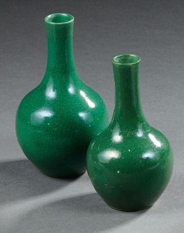 CHINE Paire de petits vases de forme balustre en porcelaine à fond monochrome vert.
XXe...