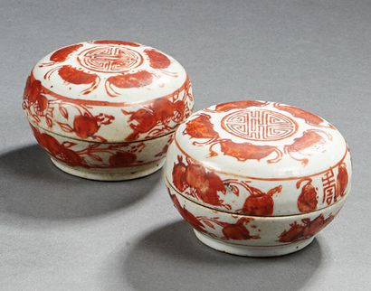 CHINE Deux boîtes circulaires en porcelaine décorées en rouge de fer de chauve-souris...