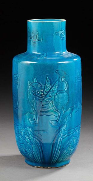 CHINE Vase émaillé bleu et à décor incisé de chien de Fô (fond percé).
Dim.: 42 ...