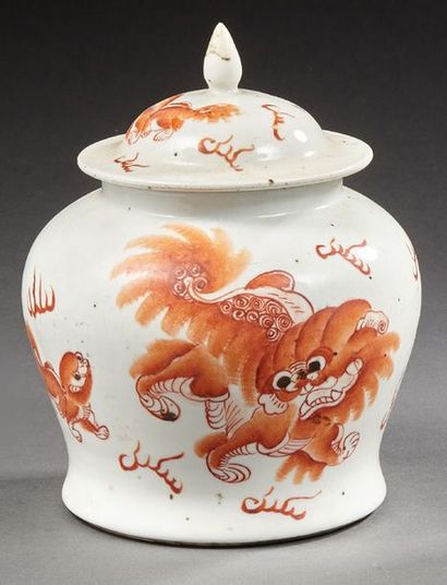 CHINE Potiche couverte de forme balustre en porcelaine décorée en rouge de fer d'un...