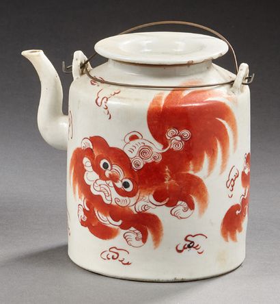 CHINE Théière cylindrique couverte en porcelaine décorée en rouge de fer d'un shishi...