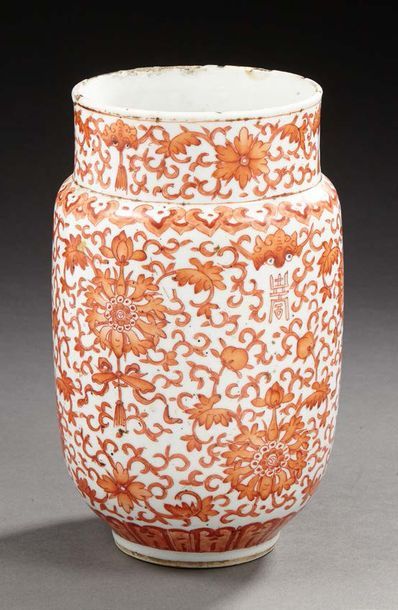 CHINE Vase cylindrique en porcelaine décoré en rouge de fer de fleurs de lotus, de...