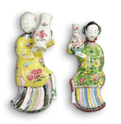 CHINE Paire de figurines murales en porcelaine représentant des dames de qualité...
