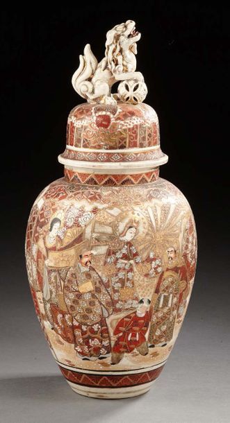 JAPON Satsuma
Vase couvert de forme balustre à décors de cinq personnages tendant...
