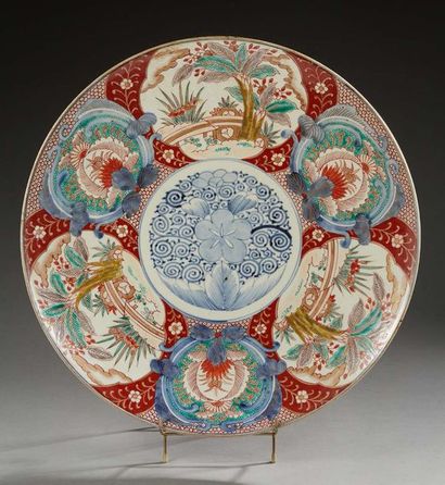 JAPON Grand plat circulaire en porcelaine décoré dans la palette imari de fleurs...