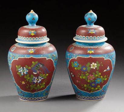 JAPON Paire de vases couverts émaillés en bleu et brun à décor fleuri.
Dim.: 35 ...
