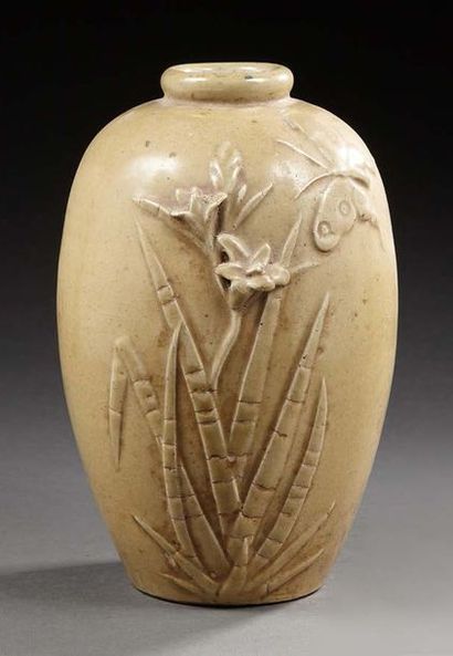 JAPON Intéressant vase ovoïde en grès à couverte beige craquelé à décor naturaliste...