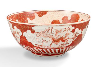 JAPON Grand bol circulaire en porcelaine décorée en rouge de fer et or, à l'intérieur...