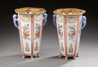 JAPON Paire de vases octogonaux en porcelaine reposant sur six pieds, les anses en...