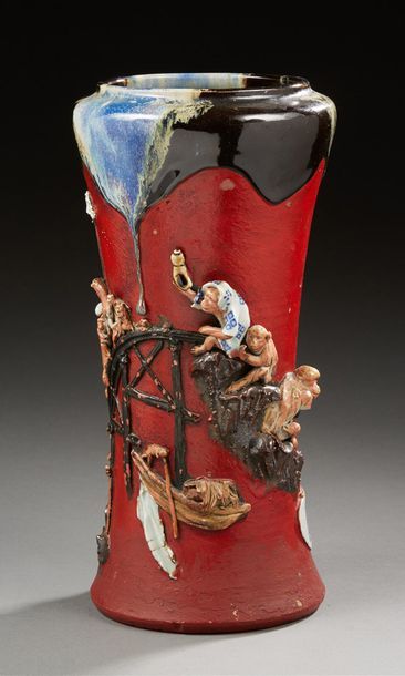 JAPON Vase en grès de forme cornet à fond rouge décoré en léger relief de singes...