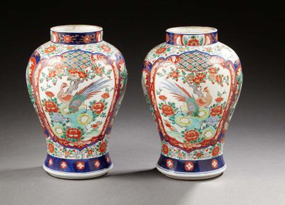 JAPON Paire de potiches balustres en porcelaine décorées dans la palette imari dragons...