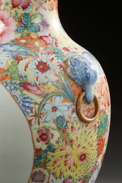 CHINE Intéressant et beau vase en porcelaine de forme balustre décorée en émaux de...