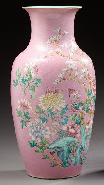 CHINE Grand vase en porcelaine fond rose en porcelaine à décor émaillé de fleurs...