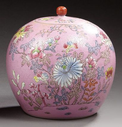 CHINE Pot en gingembre à fond rose en porcelaine à motif émaillé de fleurs et feuillages.
Période...