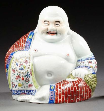 CHINE Grande figurine en porcelaine représentant un bouddha souriant assis sa robe...