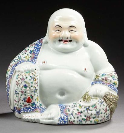 CHINE Grande figurine en porcelaine représentant un bouddha assis.
XXe siècle.
Dim.:...