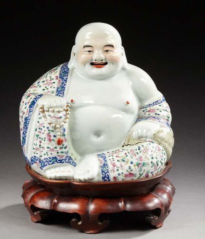 CHINE Grande figurine en porcelaine représentant un bouddha assis, son vêtement à...