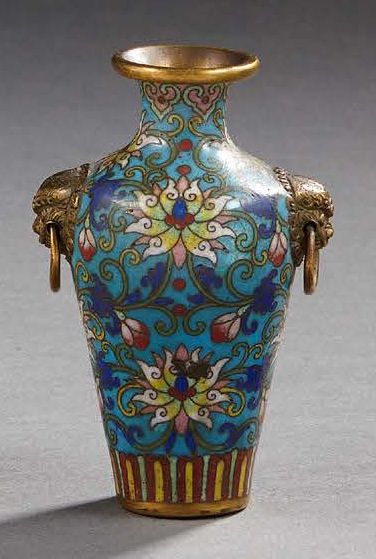 CHINE Petit vase de forme balustre en bronze cloisonné à fond turquoise décoré en...