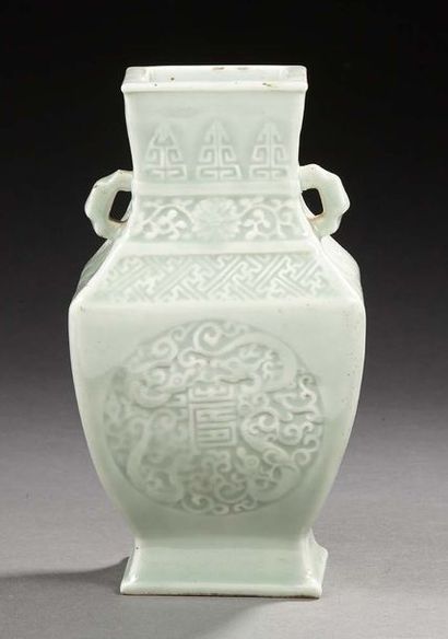 CHINE Vase en porcelaine de forme balustre à pans coupés à fond vert céladon à décor...
