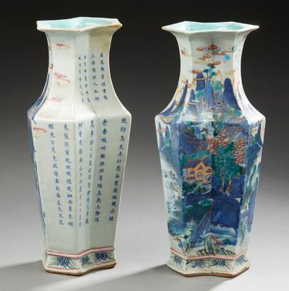 CHINE Paire de vases en porcelaine à pans coupés incurvés décorés en bleu sous couverte...