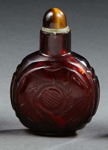 CHINE Flacon tabatière à priser en verre dit "de Pékin" teinté en brun dans la masse....