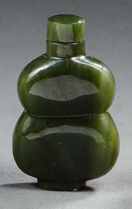 CHINE Flacon tabatière à priser en néphrite verte sculptée de forme double gourde.
Epoque...