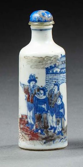 CHINE Flacon tabatière à priser en porcelaine de forme cylindrique décoré en bleu...