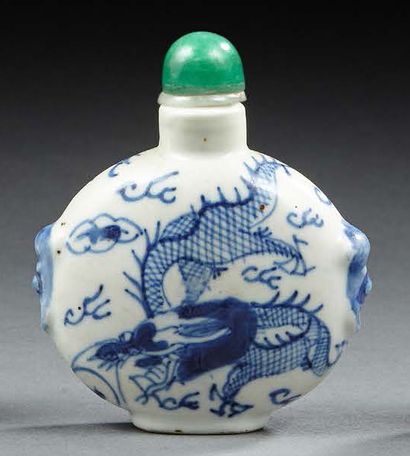 CHINE Grand flacon tabatière à priser en porcelaine décoré en bleu sous couverte...