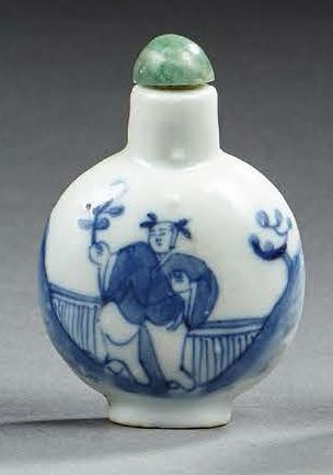 CHINE Flacon tabatière à priser en porcelaine de forme aplatie décoré en bleu sous...