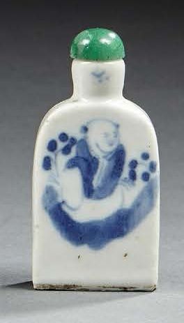 CHINE Flacon tabatière à priser en porcelaine de forme borne décoré en bleu sous...