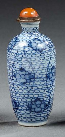 CHINE Flacon tabatière à priser en porcelaine décoré en bleu sous couverte de fleur...