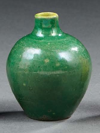 CHINE Vase à col étroit miniature en céramique à fond monochrome vert.
Début du XXe...