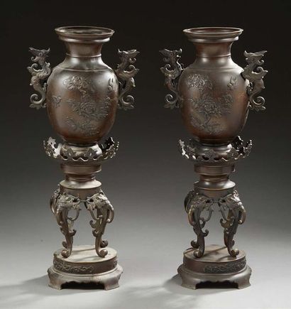 CHINE Paire de vases d'autel en bronze patiné à décor de dragons.
Fin XIXe siècle.
H.:...