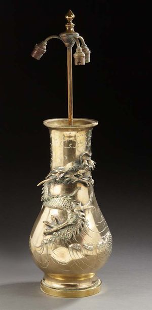 CHINE Vase balustre en métal à décor ciselé et en relief de dragons.
XIXe siècle.
H:...