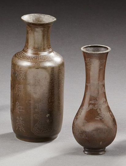 CHINE Deux vases en dinanderie à motifs feuillagés et caractères.
Fin du XIXe siècle.
H.:...