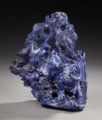 CHINE Groupe sculpté en lapis lazuli de shoulao chevauchant un buffle.
XXe siècle.
Dim.:...