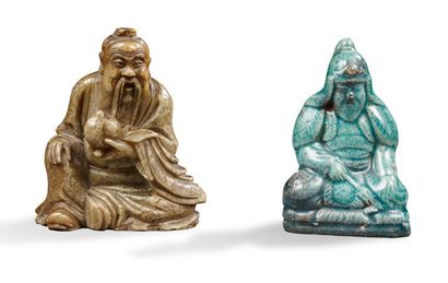 CHINE Trois figurines l'une en stéatite représentant Shou Lao, la seconde en racine...