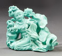 CHINE Trois figurines l'une en stéatite représentant Shou Lao, la seconde en racine...