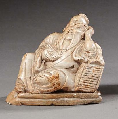 CHINE Figurine en stéatite sculptée représentant un sage accoudé à une stèle.
XXe...