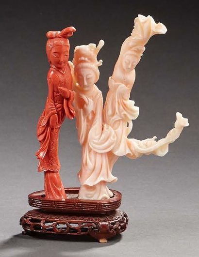CHINE Statuette en corail (orangé et rosé) figurant trois
Guanyin.
H. (avec socle):...
