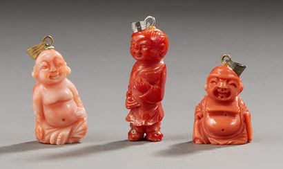 CHINE Trois petits pendentifs en corail sculpté représentant des bouddhas.
XXe siècle.
H.:...