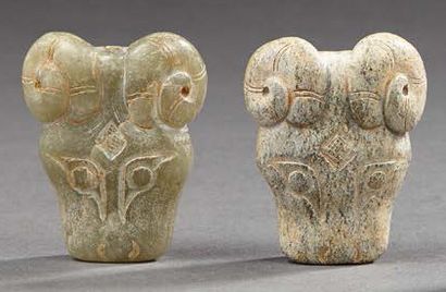 CHINE Deux têtes de bélier en jade dans le style archaïque.
Epoque moderne.
Dim.:...