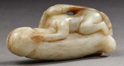 CHINE Petit groupe en stéatite sculptée représentant une déesse allongée sur un phallus.
XXe...