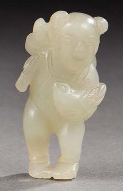 CHINE Petite figurine en jade clair sculpté représentant un enfant tenant une poule...