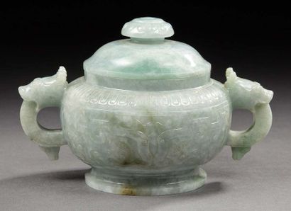 CHINE Brûle-parfum circulaire couvert en jade sculpté vert clair, les anses figurant...