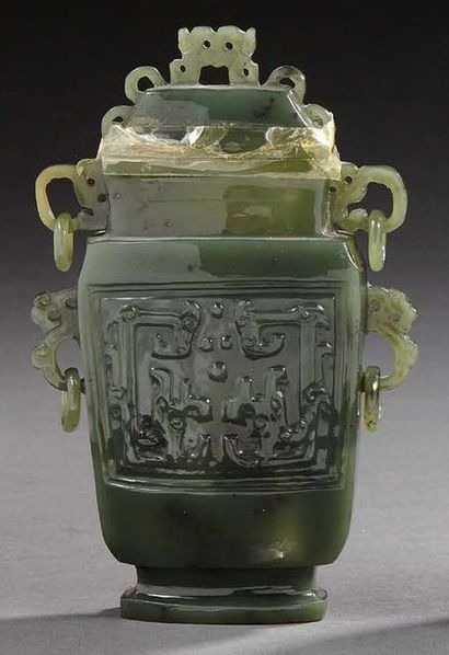 CHINE Vase couvert en jade vert sombre sculpté dans le style archaïque.
Epoque moderne.
Dim.:...