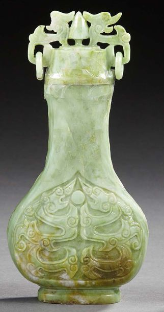 CHINE Vase couvert en jade sculpté dans le style archaique de masque de taotie.
Epoque...
