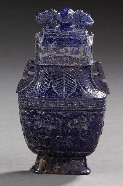 CHINE Petit vase de forme archaique couvert en lapis lazuli sculpté à motif de masques...