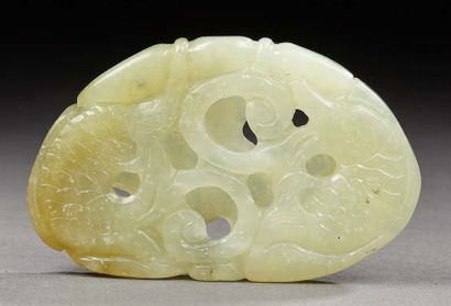CHINE Plaquette ovale en jade sculpté ajouré représentant des poissons traités en...