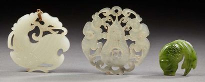 CHINE Trois plaquettes en jade sculpté faisant pendentif, l'un à décor de poisson,...